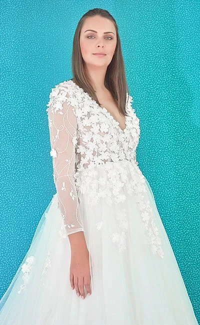 vestido de novia con un escote en V bordado en flores de seda 3D 
