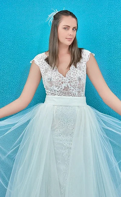 Este diseño de vestido de novia ofrece una hermosa apariencia. El corpiño de encaje y la falda en tul de seda