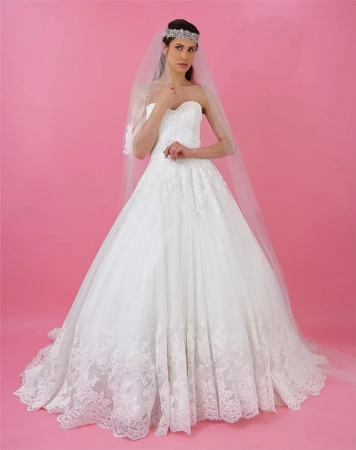 Vestido de novia con encaje en todo el talle con un sutil bordado en cristal
