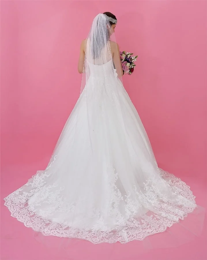 Vestido de novia con escote en forma de corazón con encaje en todo el talle con un sutil bordado en cristal