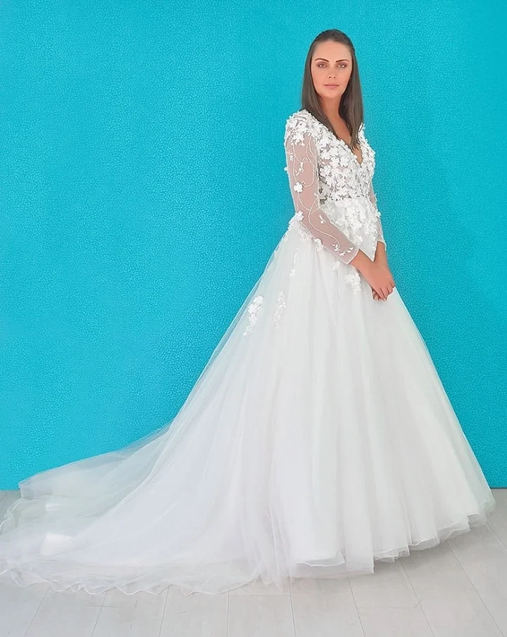 El vestido modelo AVALON es audaz desde todos los puntos de vista. El vestido con un escote en V bordado en flores de seda 3D es la combinación perfecta entre el  bordado y la pedrería,que dan sutileza y elegancia para una novia romántica.