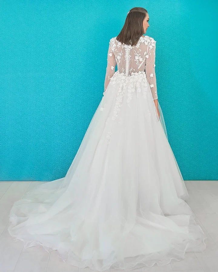 El vestido modelo AVALON es audaz desde todos los puntos de vista. El vestido con un escote en V bordado en flores de seda 3D es la combinación perfecta entre el  bordado y la pedrería,que dan sutileza y elegancia para una novia romántica.