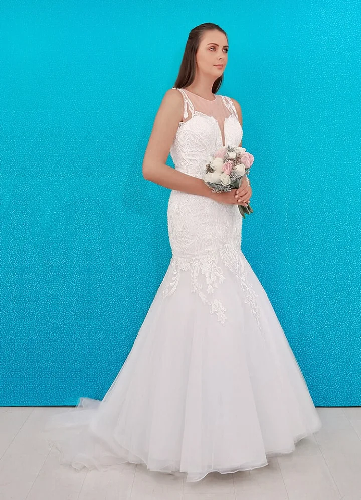 El bordado en la espalda hace que el vestido de novia sea una verdadera declaración de elegancia y feminidad.