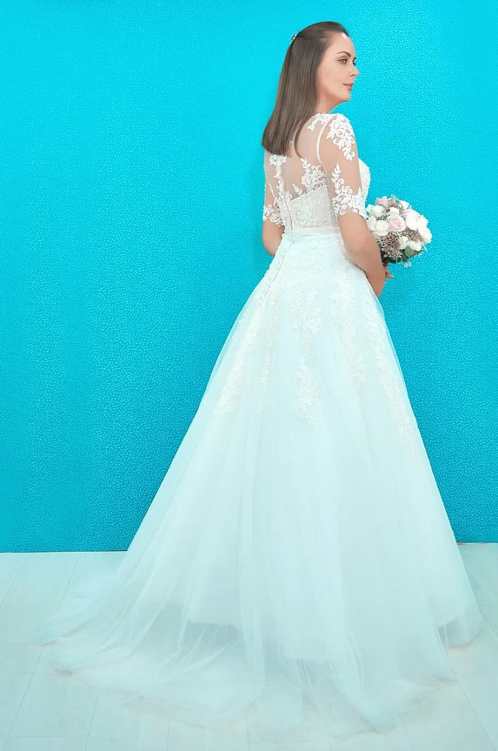 Para las mujeres que piensan que más significa menos, este diseño de vestido de novia de estilo princesa es ideal.