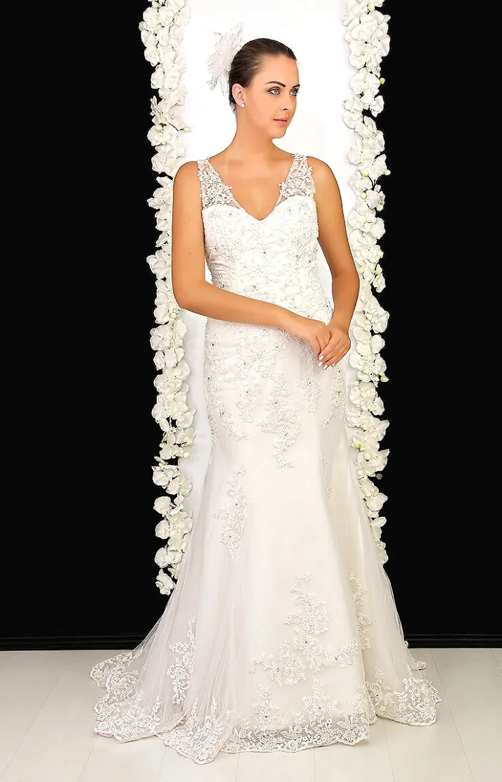 Vestido de novia color marfil en encaje, con una silueta en corte sirena.