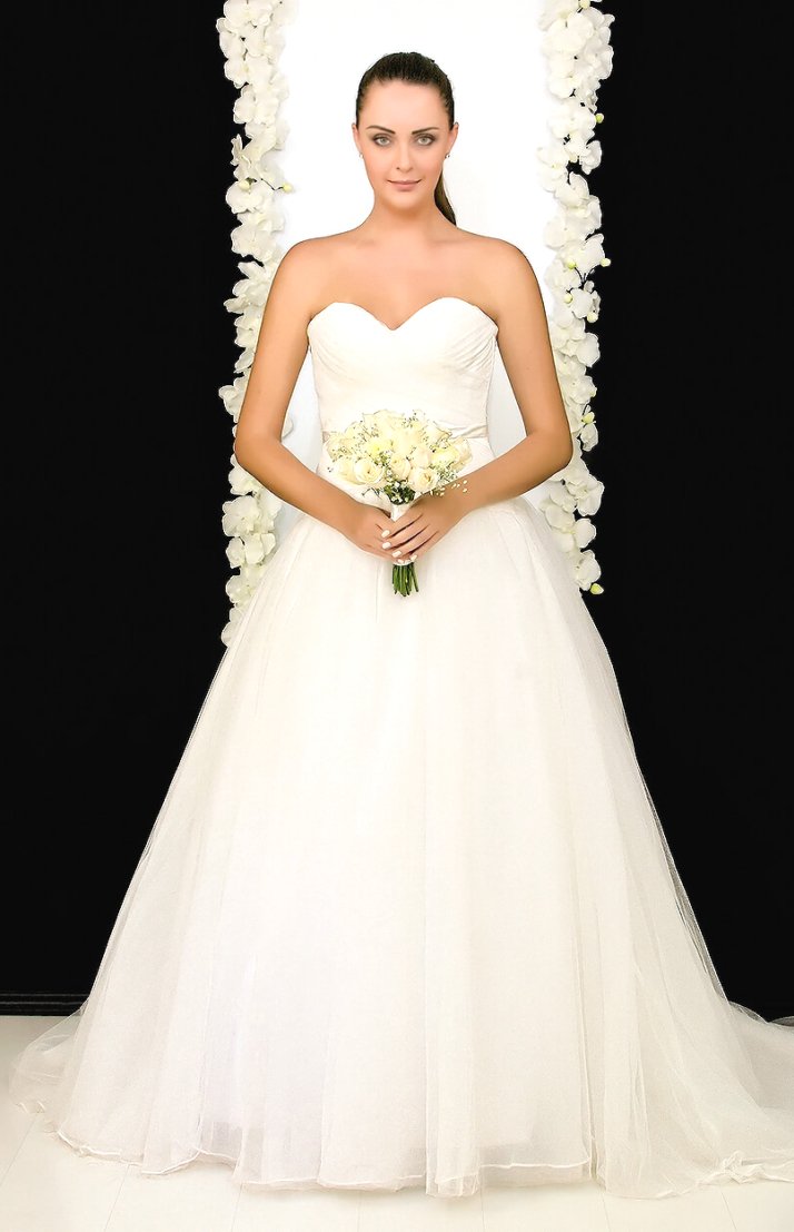 Vestido de Novia drapeado en el talle y una larga cola