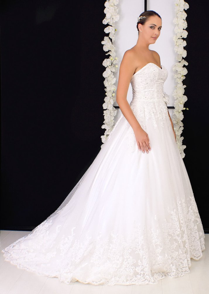 Vestido de Novia GRACE - Elena Reynoso Este vestido de novia con carácter expresivo es perfecto para una novia con una individualidad igualmente expresiva.