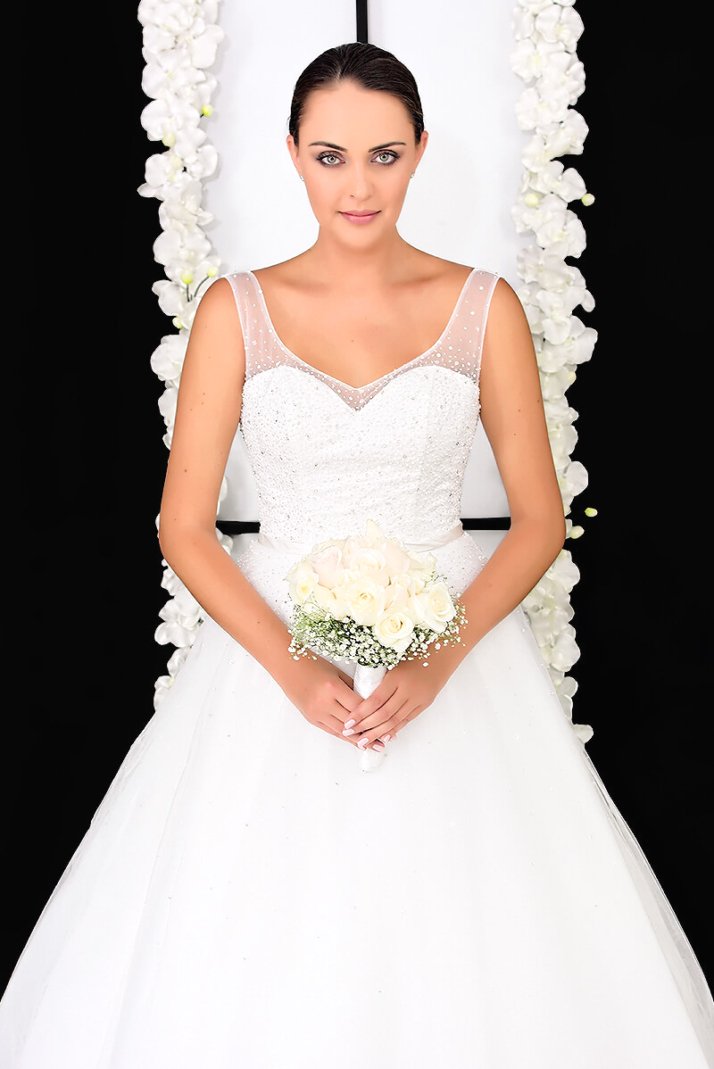 Vestido de Novia IVANA - Elena Reynoso Este vestido de novia acentúa la cintura con un cinturón estrecho decorado con cristales.