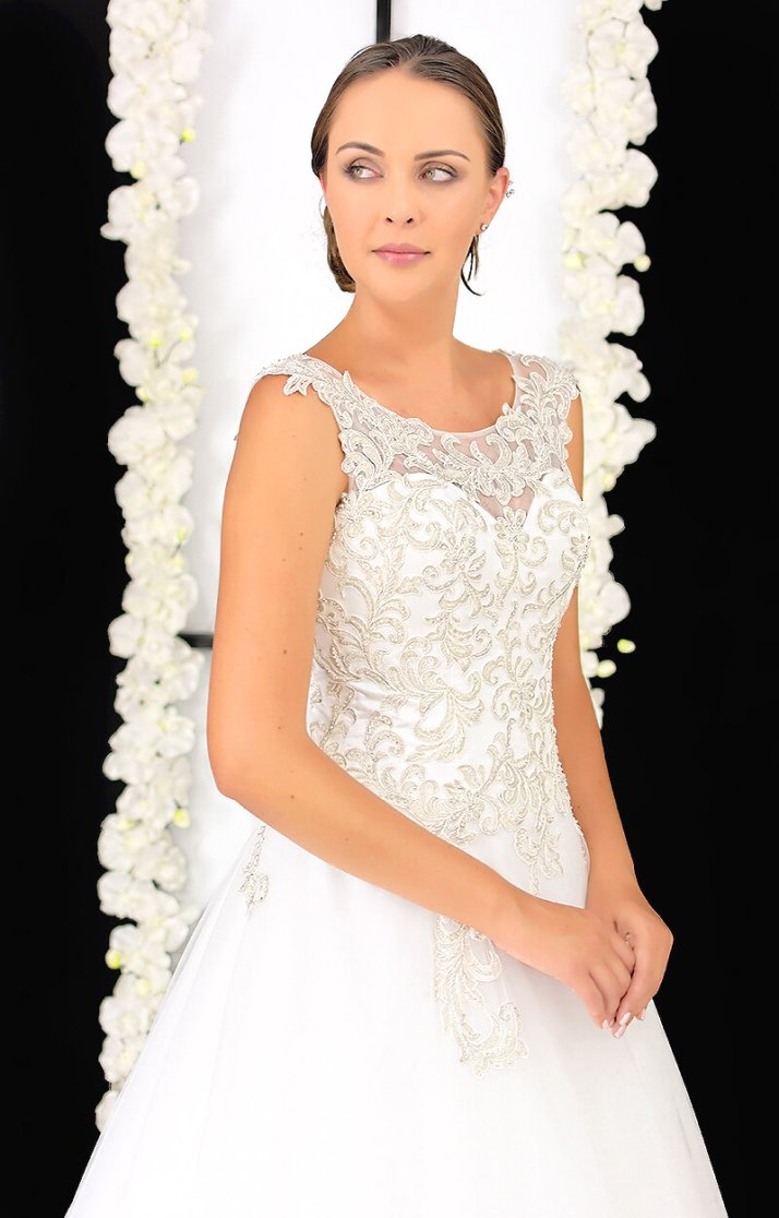 Tiene un escote perfecto con transparencias y guipiur bordado en hilo de plata, el diseño es corte en  A, con transparencia en la espalda.