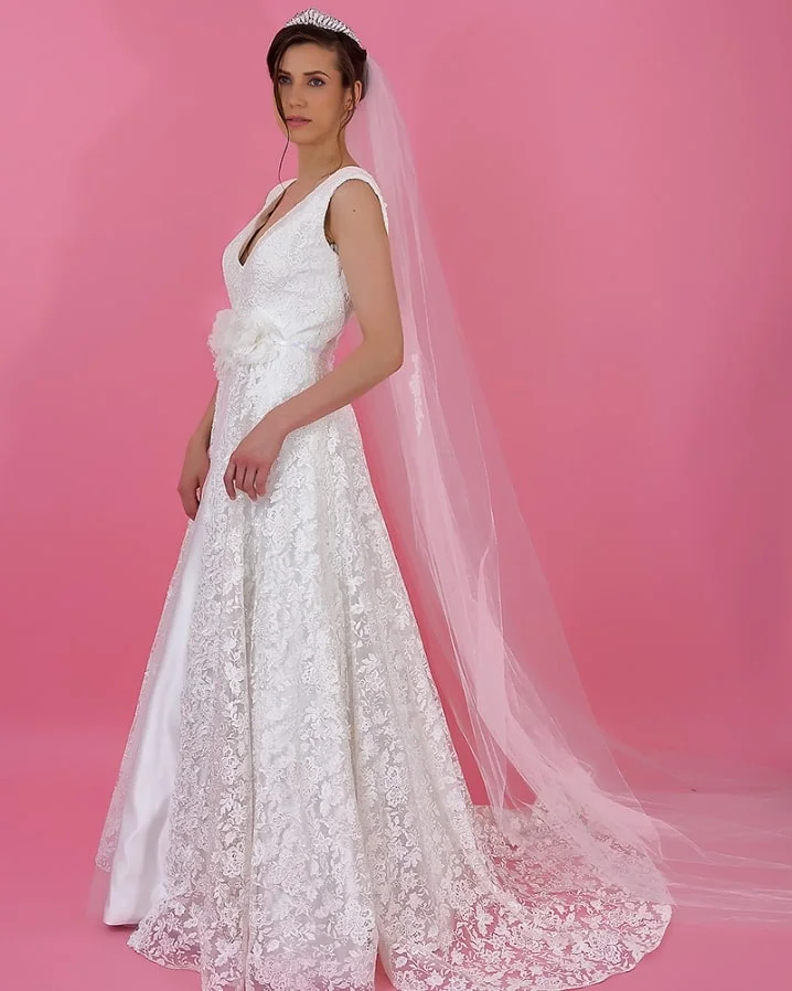 vestido de novia confeccionado en tull de seda y bordado, escote en v.