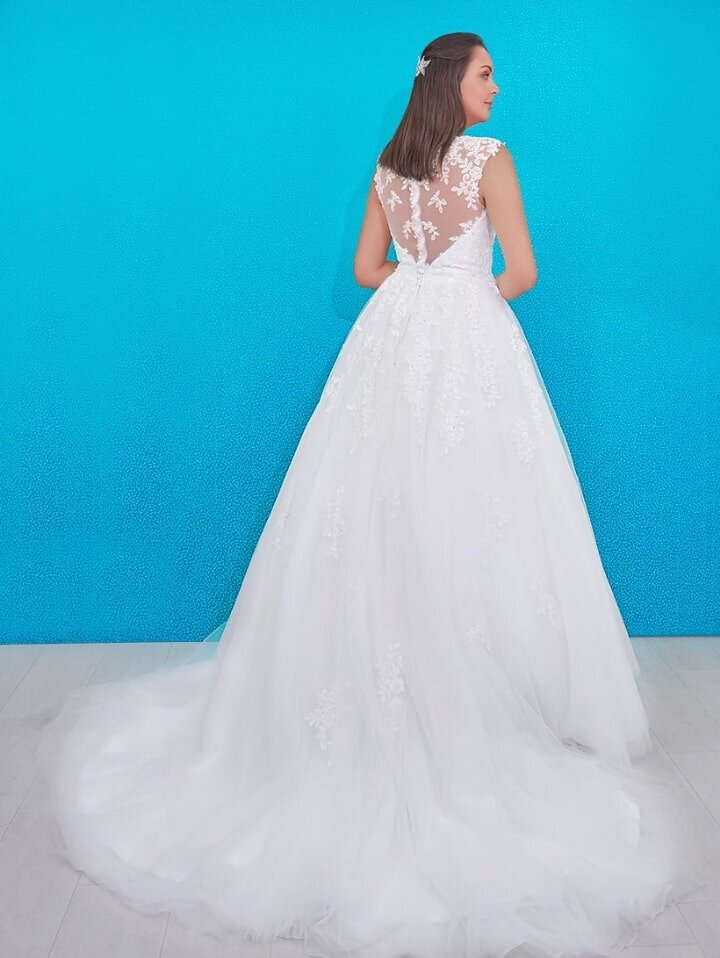 Este diseño de vestido es adecuado para las novias que quieren sentirse como verdaderas princesas en el día de la boda. 