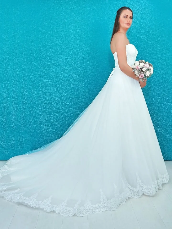 La finura y la belleza de este diseño de vestido de novia son los primeros elementos que destacan. Los refinados y elegantes cortes son el alegre detalle del vestido, escote en forma de corazón con el talle en encaje.