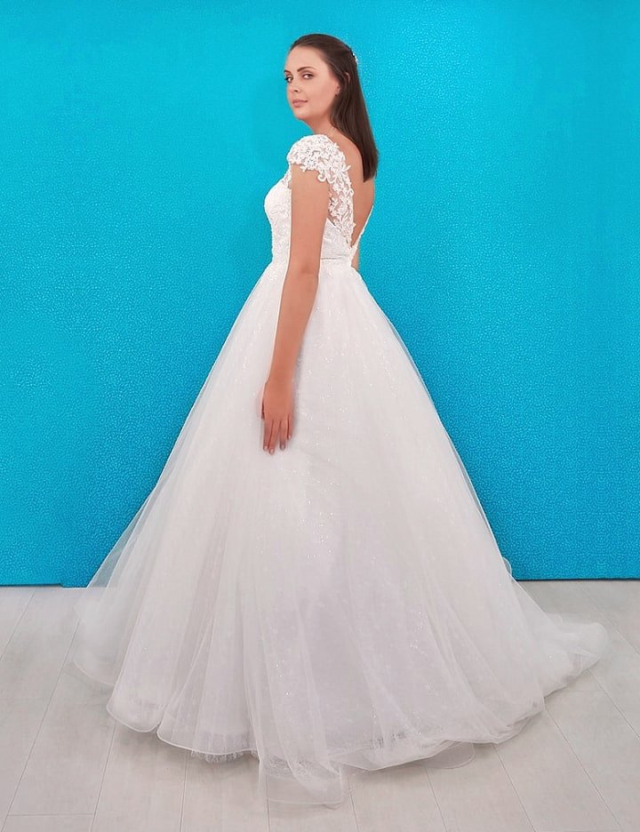 Este vestido ofrece una apariencia romántica y femenina