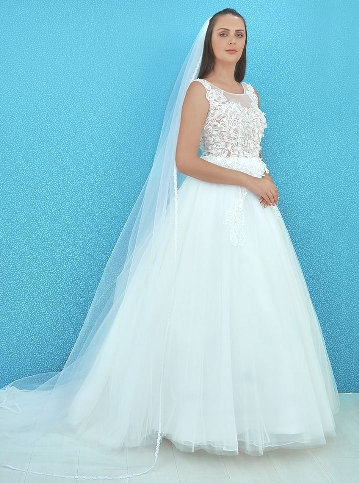 Este diseño de vestido de novia corte princesa es una hermosa expresión de elegancia y gracia. El delicado encaje le da al vestido un encanto romántico y delicado.