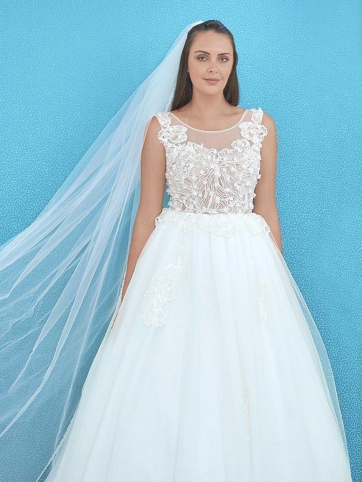 Este diseño de vestido de novia corte princesa es una hermosa expresión de elegancia y gracia. El delicado encaje le da al vestido un encanto romántico y delicado.