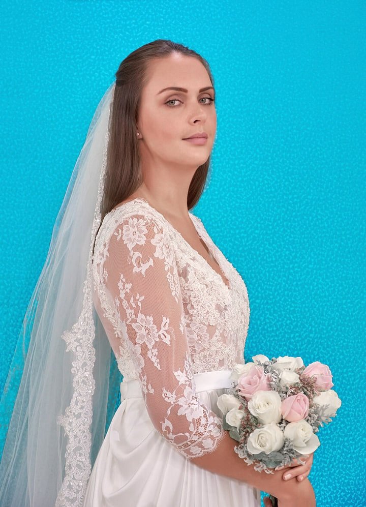 Un diseño de vestido de novia con un corte vanguardista