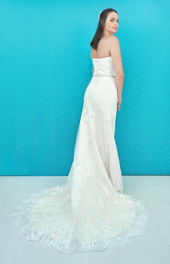 Este diseño de vestido de novia PASSION es un vestido para la feminidad. La sensualidad respira a través del bordado mate. La clásica línea A imprime las elegantes formas y la elegancia natural.