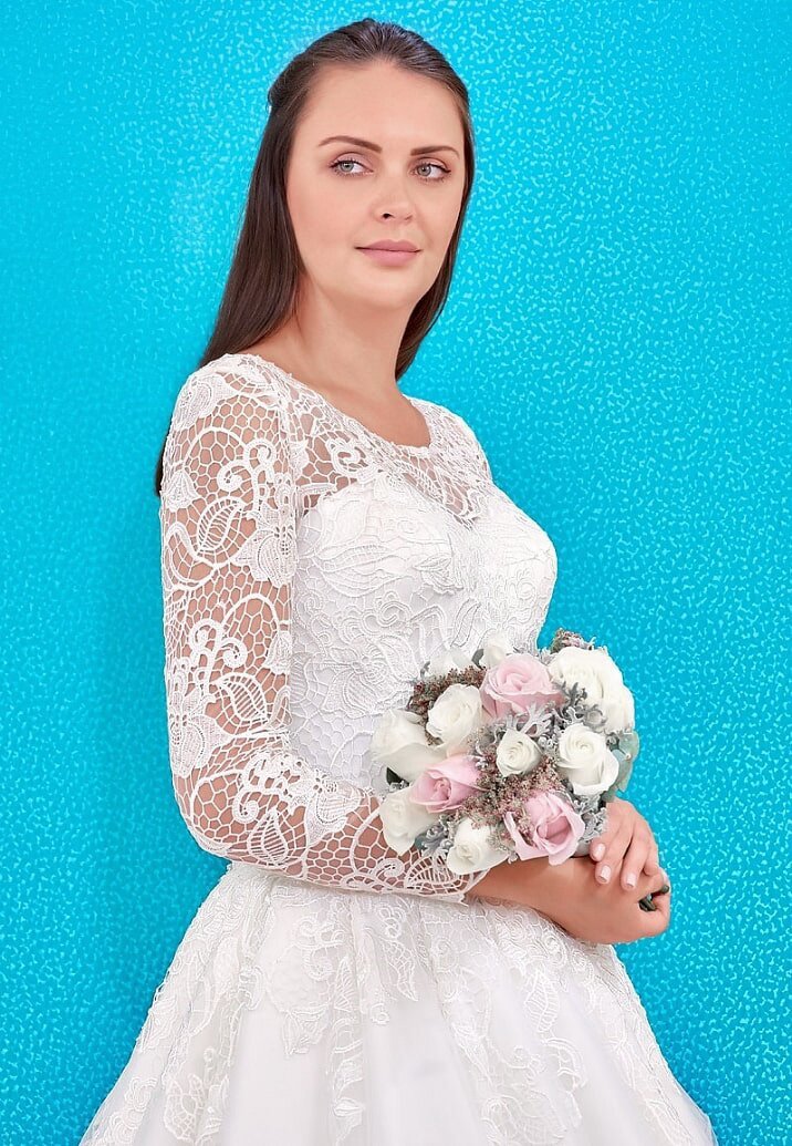 Este diseño de vestido de novia estilo princesa te enamora a primera vista. Este vestido combina el clásico escote corazón con la sensualidad de las transparencias dadas por bordados hechos a mano, creando un equilibrio entre lo tradicional y lo moderno.