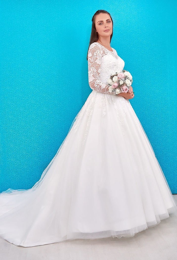 Vestido de Novia REGINA - Elena Reynoso Este diseño de vestido de novia estilo princesa te enamora a primera vista. Este vestido combina el clásico escote corazón con la sensualidad de las transparencias dadas por bordados hechos a mano, creando un equilibrio entre lo tradicional y lo moderno.