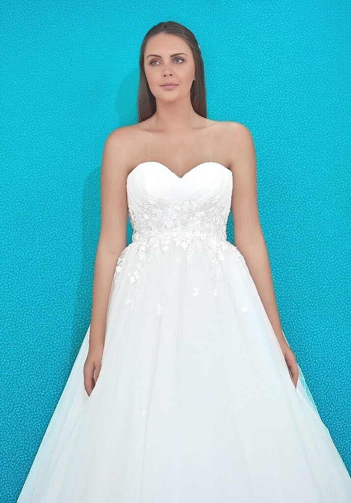 ROMANCE es el diseño de vestido de novia en forma en A, con un escote en forma de corazón y un drapeado muy natural en el talle con incrustaciones que combina armoniosamente con flores en 3d que le da al vestido un aspecto de elegancia y refinamiento.