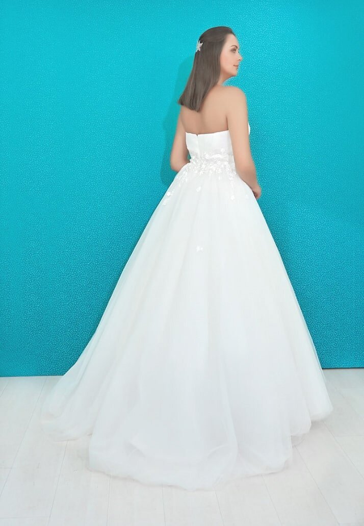 ROMANCE es el diseño de vestido de novia en forma en A, con un escote en forma de corazón y un drapeado muy natural en el talle con incrustaciones que combina armoniosamente con flores en 3d que le da al vestido un aspecto de elegancia y refinamiento.