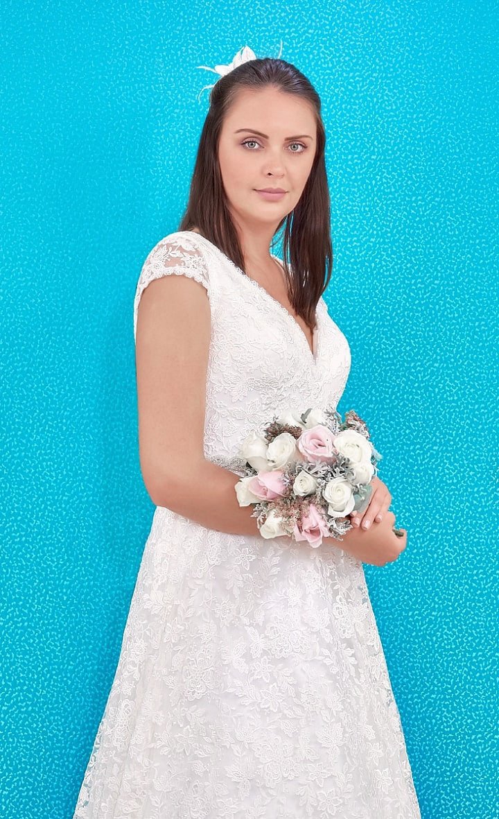 Este diseño de vestido de novia con un corte recto es para la mujer perfeccionista que quiere un aspecto impecable. Con este vestido expresas tu gusto y resaltas la envidiable silueta. Realizado totalmente de encaje.