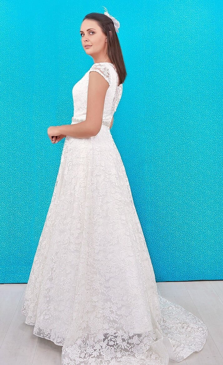 Este diseño de vestido de novia con un corte recto es para la mujer perfeccionista que quiere un aspecto impecable. Con este vestido expresas tu gusto y resaltas la envidiable silueta. Realizado totalmente de encaje.