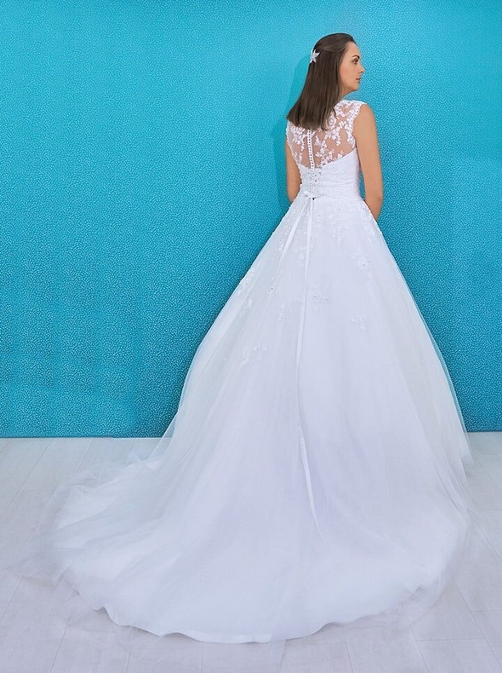 El diseño de vestido de novia ADORE es especial gracias a las aplicaciones de encaje fino expuestas en una armonía muy elegante. Las finas piedras del encaje le dan al vestido un valor muy especial. ADORE es un vestido clásico pero a la vez juvenil.