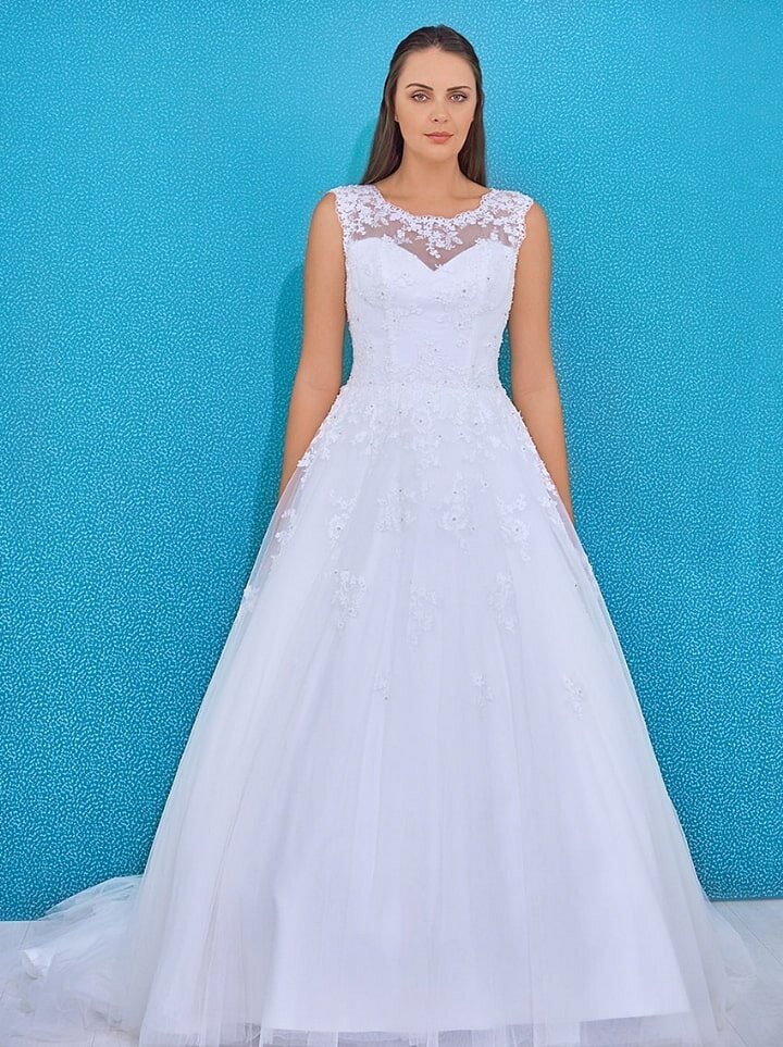 El diseño de vestido de novia ADORE es especial gracias a las aplicaciones de encaje fino expuestas en una armonía muy elegante. Las finas piedras del encaje le dan al vestido un valor muy especial. ADORE es un vestido clásico pero a la vez juvenil.