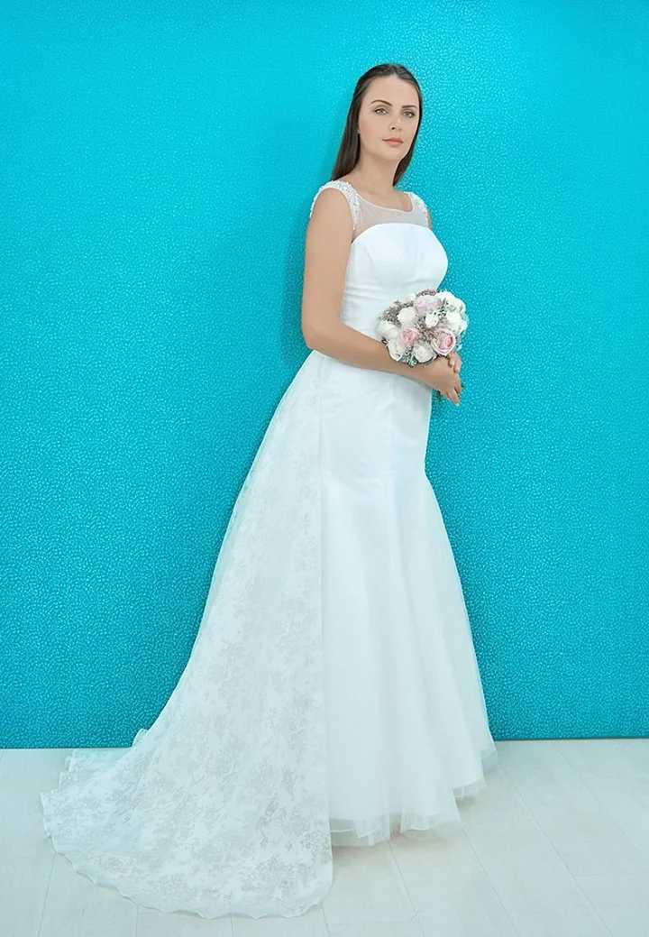 Este hermoso diseño de vestido de novia MELANI le dará una apariencia impresionante. La doble falda desmontable y la espalda desnuda ofrecen una sensualidad especial al vestido