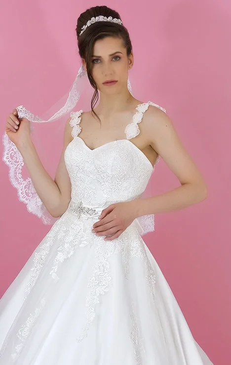 Diseño de vestido de novia con escote en forma de corazón con hermosos tirantes en flores en 3d
