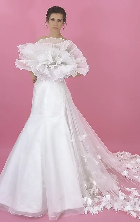 Diseño de vestido de novia con hombros descubiertos y corte sirena